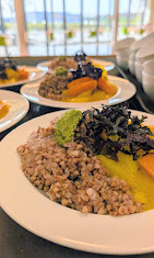 Frisch zubereitete saisonale Bowl im Tjorven Bistro – warm, regional, appetitlich